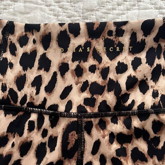 Victoria’s Secret Incredible Essential Legging Beige Leopard Sz XS/S - Picture 7 of 15